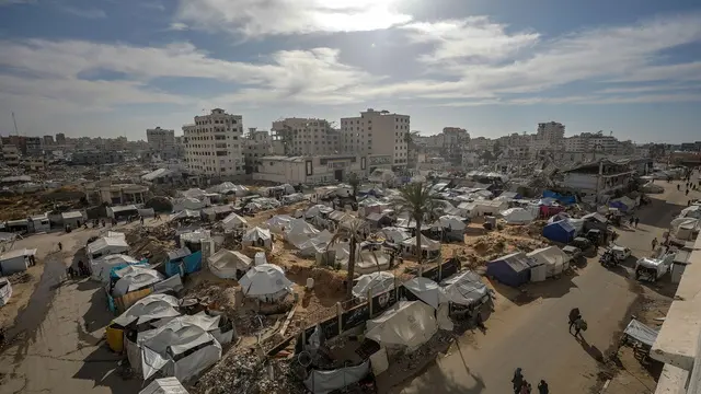 epaselect epa12067643 A camp for internally displaced Palestinians on the grounds of the destroyed Palestinian Legislative Council, Gaza City, 01 May 2025. More than 52,400 Palestinians have been killed in the Gaza Strip, according to the Palestinian Ministry of Health, since Israel launched a military campaign in the strip in response to a cross-border attack led by the Palestinian militant group Hamas on 07 October 2023, in which about 1,200 Israelis were killed and more than 250 taken hostage. EPA/MOHAMMED SABER