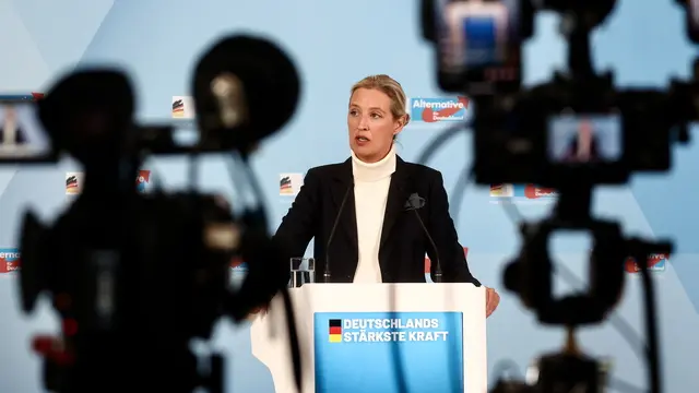 epaselect epa12020813 German party Alternative for Germany (AfD) co-chairwoman Alice Weidel speaks in Berlin, Germany, 09 April 2025, about the coalition agreement between the CDU/CSU and SPD. EPA/CHRISTOPH SOEDER
