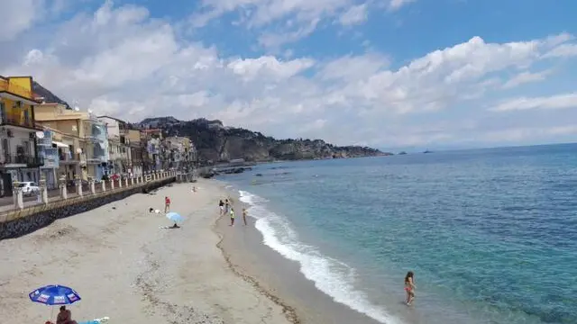 Turisti che prendono il sole, nonostante sia oscurato a volte dalle nuvole, a Giardini Naxos, 26 maggio 2017. ANSA/DOMENICO TROVATO