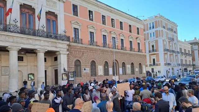 protesta migranti del Centro Cara di Bari