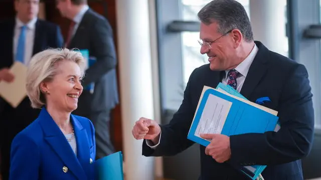 epa12019649 European Commission President Ursula von der Leyen (L) speaks with European Commissioner for Trade and Economic Security; Interinstitutional Relations and Transparency, Maros Sefcovic (R), at the start of the European Commission weekly college meeting in Brussels, Belgium, 09 April 2025. EPA/OLIVIER HOSLET