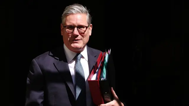 epa12064546 British Prime Minister Keir Starmer departs 10 Downing Street for Prime Ministers Questions at Parliament in London, Britain, 30 April 2025. EPA/ANDY RAIN