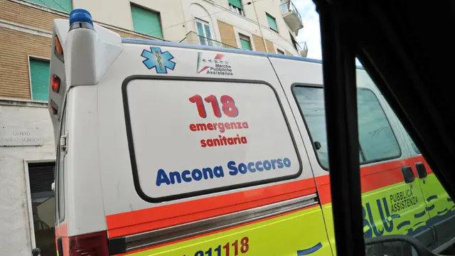 (ANSA) - ANCONA, 24 SET - Sanità: un mezzo di soccorso del 118 (ambulanza) ad Ancona.
