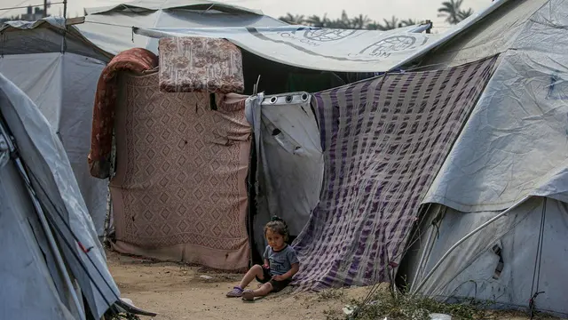 epa12069212 An internally displaced Palestinian girl sits outside her family shelter, in Jabalia, northern Gaza Strip, 02 May 2025. According to the UN Palestinian refugee agency UNRWA, over a million people across the Gaza Strip are experiencing 'high levels' of acute food insecurity, with acute malnutrition several times higher than before the war. The UN estimates at least 1.9 million people (nine in ten) are internally displaced. EPA/MOHAMMED SABER