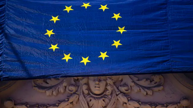 l'associazione EuropaNow! abbraccia l'ambasciata ucraina: oltre 50 metri blu stellati, composti da circa 150 bandiere dell'Ue, avvolgeranno la palazzina della residenza diplomatica Ucraina, di via Guido D’Arezzo. Roma 9 maggio 2022 ANSA/MASSIMO PERCOSSI