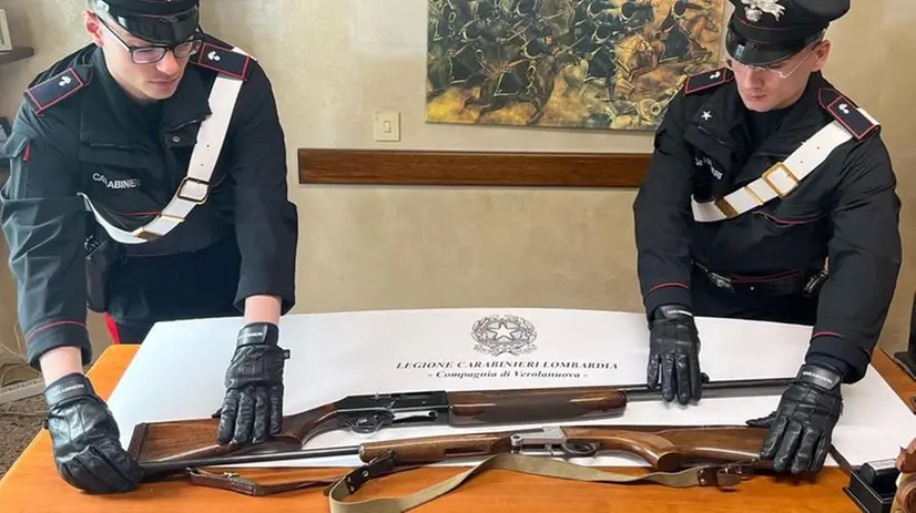 I due fucili che erano stati sottratti all'azienda di Bagnolo Mella - Carabinieri Brescia © www.giornaledibrescia.it