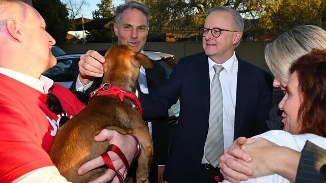 epa12069512 Australian Prime Minister Anthony Albanese (3R) pads a dog while visiting an early voting polling place in Carrum Downs in the electorate of Dunkley, Melbourne, Australia, 02 May 2025. The 2025 Australian federal election will be held on 03 May 2025 to elect members of the 48th Parliament of Australia. EPA/LUKAS COCH AUSTRALIA AND NEW ZEALAND OUT