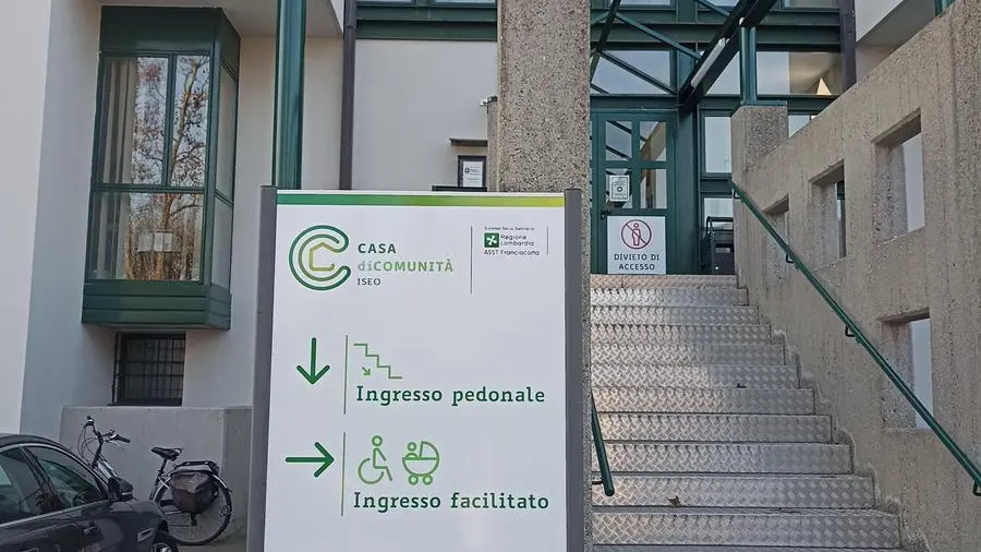 Il cartello che annuncia la Casa di comunità di Iseo © www.giornaledibrescia.it