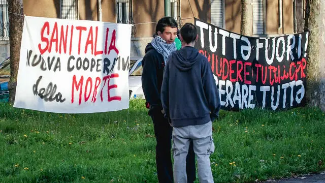 Manifestazione contro la riapertura del Cpr, centro di permanenza per il rimpatrio, in corso Brunelleschi. Torino 24 marzo 2025 ANSA/TINO ROMANO