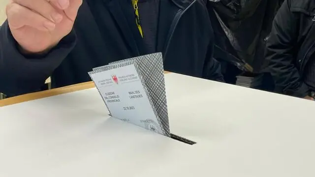 Un elettore infila la scheda votata nell'urna per votare per le elezioni provinciali a Bolzano, 22 ottobre 2023. ANSA/G.NEWS ELEZIONI VOTAZIONI URNA SCHEDA ELETTORALE GENERICHE