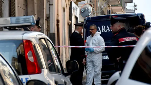 Una donna di 40 anni è salita in terrazza con la figlia di sette mesi , al terzo piano del palazzo di proprietà in via Marchese, al centro del comune di Misterbianco, e l'ha lanciata in strada, provocandole ferite mortali. ANSA/ORIETTA SCARDINO