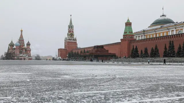 epa11969613 The Red Square, covered in snow, is seen in front of the Moscow Kremlin and Lenin Mausoleum in Moscow, Russia, 17 March 2025. EPA/MAXIM SHIPENKOV