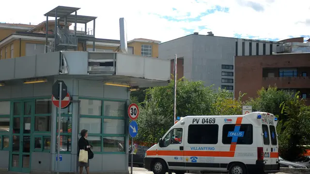 un'ambulanza entra nell'ospedale S. Matteo di Pavia dove è ricoverato il giovane che ieri sabato 25 settembre è rimasto ferito dopo un incidente con la porta di calcio al CUS di Pavia durante una partita di pallone-ANSA/MILO SCIAKY