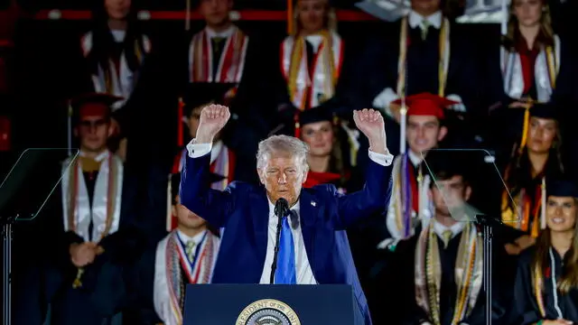 epa12068716 US President Donald Trump delivers the commencement speech in the Coleman Coliseum at the University of Alabama in Tuscaloosa, Alabama, USA, 01 May 2025. EPA/ERIK S. LESSER