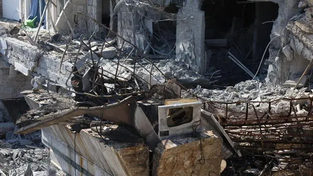 epa11960778 A damaged building following an Israeli airstrike in the suburbs of Dummar, outskirts of Damascus, Syria, 13 March 2025. Israel confirmed on 13 March its air force had conducted strikes on targets in Damascus, believed to be Palestinian Islamic Jihad command centers. EPA/MOHAMMED AL RIFAI