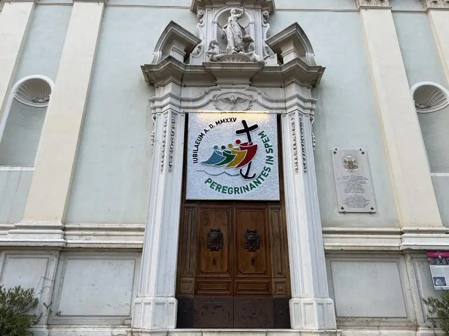 Il logo del Giubileo riprodotto con 20mila fiori in gomma all'ingresso della Basilica di Botticino Sera