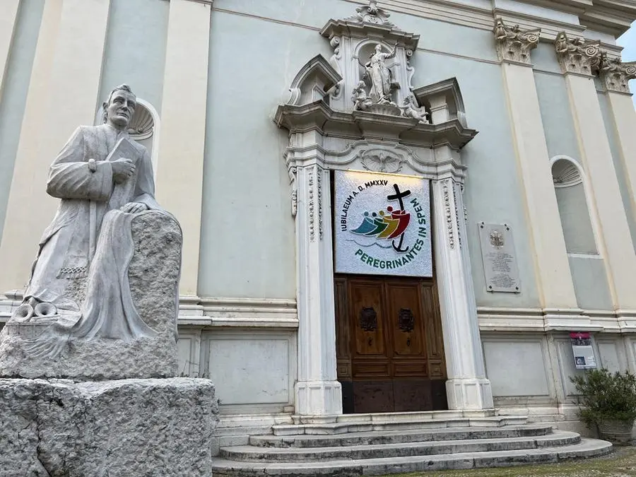 Il logo del Giubileo riprodotto con 20mila fiori in gomma all'ingresso della Basilica di Botticino Sera