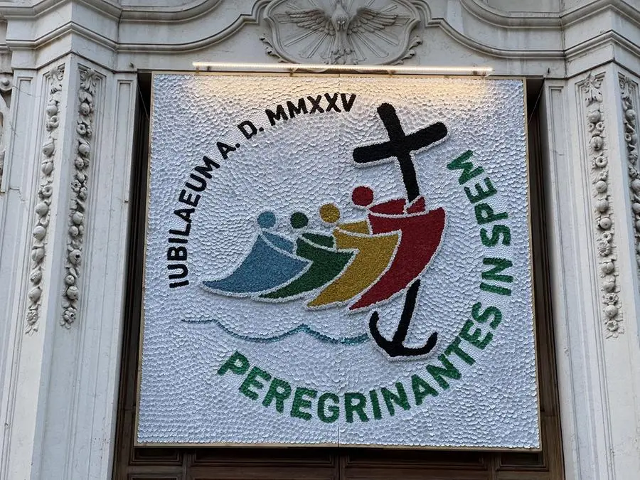 Il logo del Giubileo riprodotto con 20mila fiori in gomma all'ingresso della Basilica di Botticino Sera