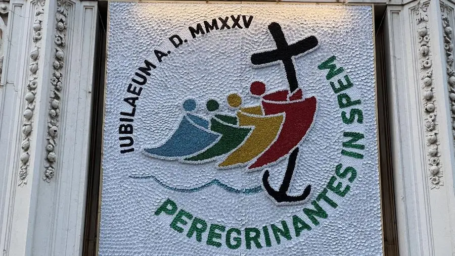Il logo del Giubileo riprodotto con 20mila fiori in gomma all'ingresso della Basilica di Botticino Sera