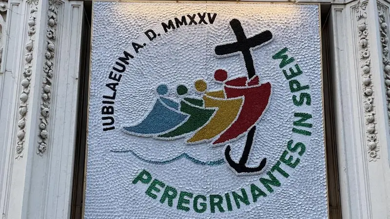 Il logo del Giubileo riprodotto con 20mila fiori in gomma all'ingresso della Basilica di Botticino Sera