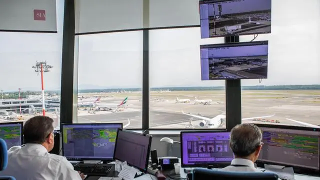 Il coordinamento di scalo all'aeroporto di Milano Malpensa il primo giorno di trasferimento degli aerei da Milano Linate, 27 luglio 2019. ANSA/ STRINGER