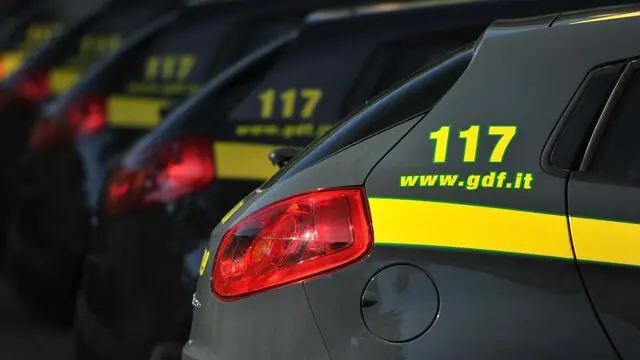 Guardia di Finanza, 117, un'automobile