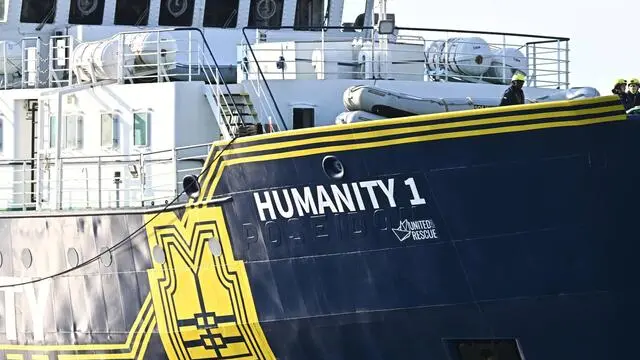 Arrivata nel porto di agenova la nave ong Humanity con a bordo 88 migranti. Genova, 8 aprile 2025. ANSA/LUCA ZENNARO