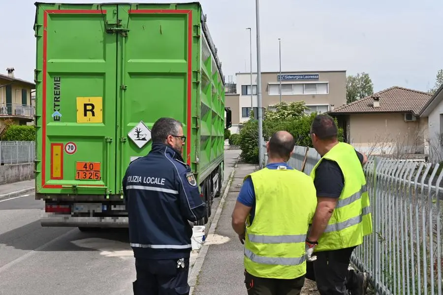 L'intervento a Flero per assorbire il liquido perso dal camion in sosta