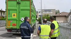 L'intervento a Flero per assorbire il liquido perso dal camion in sosta