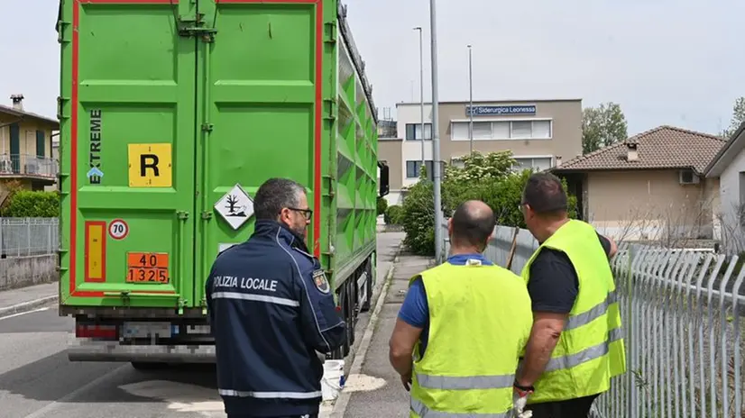L'intervento a Flero per assorbire il liquido perso dal camion in sosta