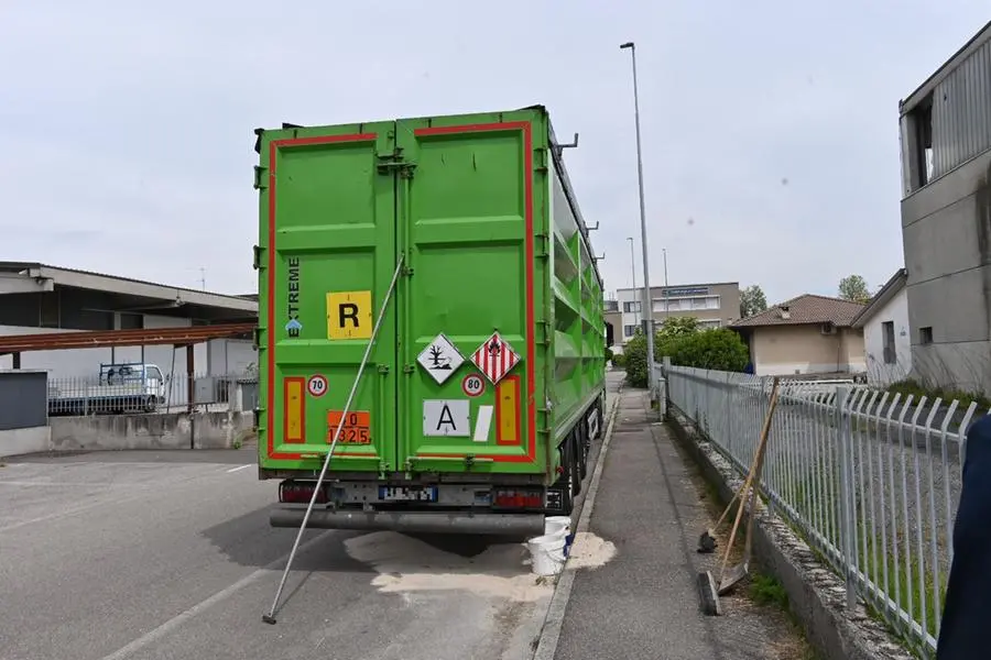 L'intervento a Flero per assorbire il liquido perso dal camion in sosta