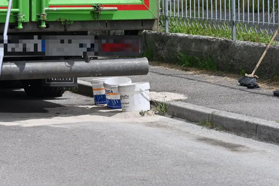L'intervento a Flero per assorbire il liquido perso dal camion in sosta