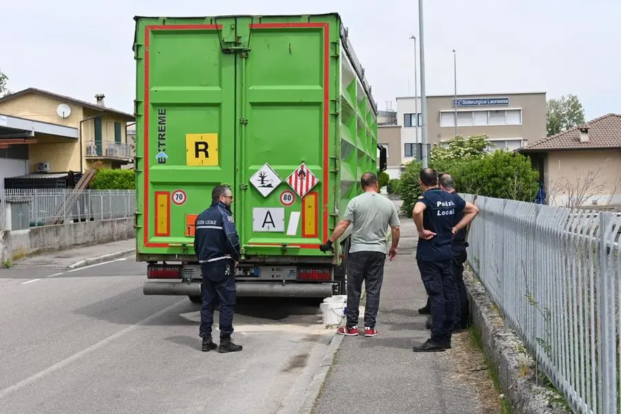 L'intervento a Flero per assorbire il liquido perso dal camion in sosta
