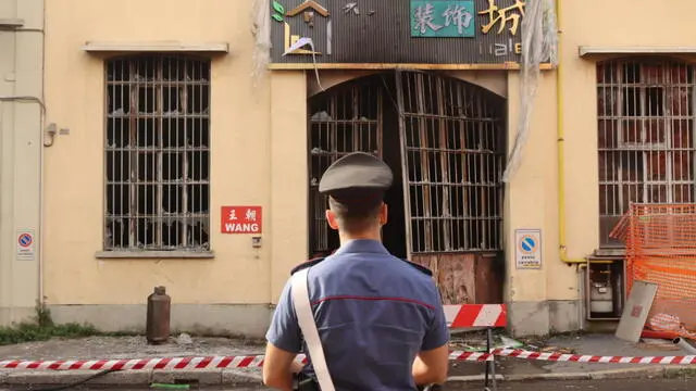 L'intervento di Vigili del fuoco e Carabinieri questa mattina nello stabile sede dell'emporio di articoli cinesi in via Ermenegildo Cantoni 3, a Milano, che la scorsa notte è stato divorato da un incendio causando la morte di tre giovani, 13 settembre 2024. Le vittime sono tutte giovani e di nazionalità cinese: si tratta di due fratelli di 19 e 17 anni ed un'altra di 24 anni. In assenza di un'uscita di sicurezza nel retro, i tre ragazzi non avrebbero avuto scampo. Sopra, al primo piano, c'è una zona uffici collegata con una scala che è stata distrutta dalle fiamme. ANSA / Paolo Salmoirago