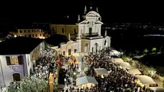 Festeggiamenti in piazza a Polpenazze durante la Fiera