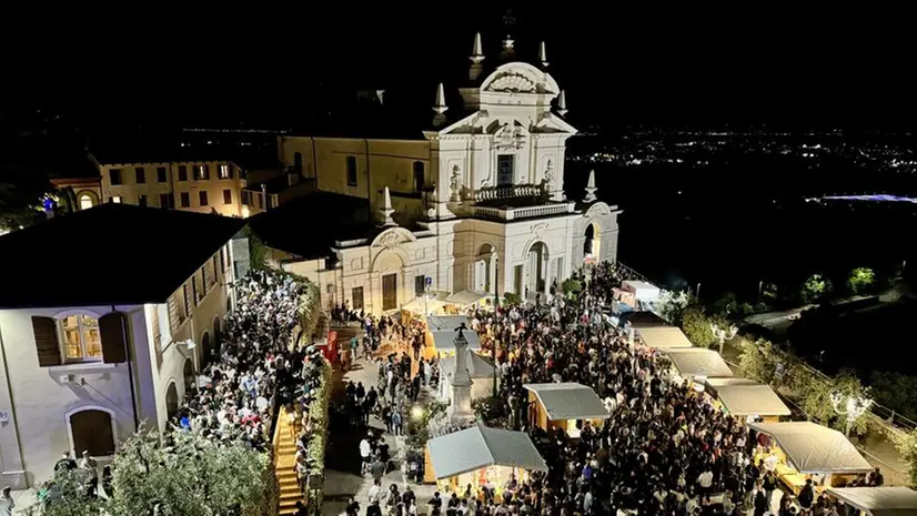 Festeggiamenti in piazza a Polpenazze durante la Fiera