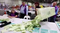 epa12070574 Australian Electoral Commission staff count votes during the 2025 federal election at OPC in Brisbane, Queensland, Australia, 03 May 2025. EPA/JASON O'BRIEN NO ARCHIVING AUSTRALIA AND NEW ZEALAND OUT