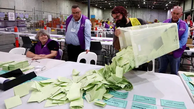 epa12070574 Australian Electoral Commission staff count votes during the 2025 federal election at OPC in Brisbane, Queensland, Australia, 03 May 2025. EPA/JASON O'BRIEN NO ARCHIVING AUSTRALIA AND NEW ZEALAND OUT