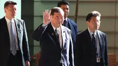 epa12018176 Japan's Prime Minister Shigeru Ishiba (C) waves as he enters the prime minister's residence in Nagata-cho, Tokyo, Japan, 08 August 2025. Shigeru Ishiba on 08 April appointed his Minister for Economic Revitalization, Ryosei Akazawa, as a special envoy for the task of negotiating down the new US tariffs. EPA/JIJI PRESS JAPAN OUT EDITORIAL USE ONLY