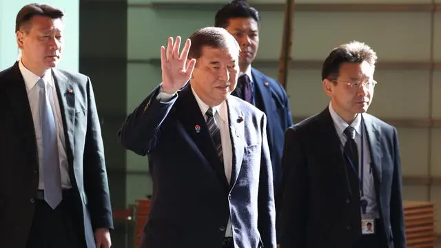 epa12018176 Japan's Prime Minister Shigeru Ishiba (C) waves as he enters the prime minister's residence in Nagata-cho, Tokyo, Japan, 08 August 2025. Shigeru Ishiba on 08 April appointed his Minister for Economic Revitalization, Ryosei Akazawa, as a special envoy for the task of negotiating down the new US tariffs. EPA/JIJI PRESS JAPAN OUT EDITORIAL USE ONLY