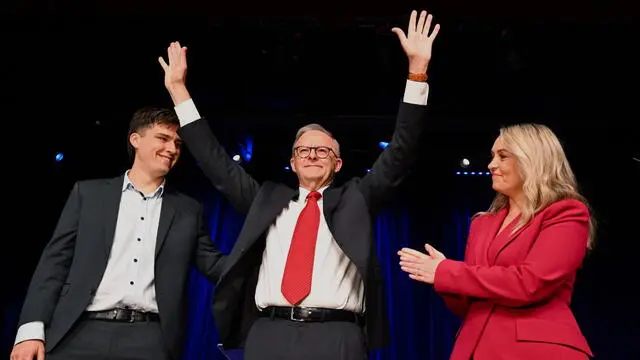 epaselect epa12070926 Australian Prime Minister Anthony Albanese, Partner Jodie Haydon and son Nathan acknowledge the crowd at the Labor Election Night function for the 2025 Federal Election in Sydney, Australia, 03 May 2025. EPA/LUKAS COCH AUSTRALIA AND NEW ZEALAND OUT
