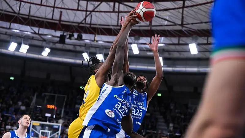 Maurice Ndour e Demetre Rivers contendono il pallone a Kruize Pinkins di Scafati - New Reporter © www.giornaledibrescia.it
