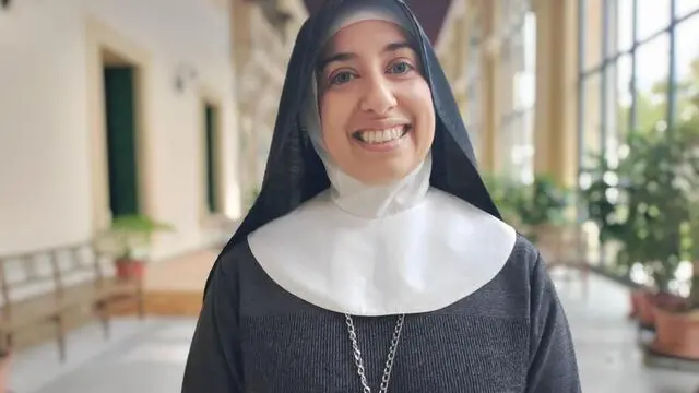 L'allora badessa Aline Pereira accoglie il presidente del Veneto Zaia nel suo convento di clausura che produce tra le colline trevigiane patrimonio dell'Unesco bottiglie di prosecco docg, a San Giacomo di Veglia il 9 dicembre 2022. Cinque delle suore che vivono oggi nel convento hanno deciso di lasciare il monastero per le "tensioni insopportabili" createsi per l'allontanamento della madre badessa Aline Pereira nel 2023. ANSA / UFFICIO STAMPA REGIONE VENETO - NO SALES - EDITORIAL USE ONLY