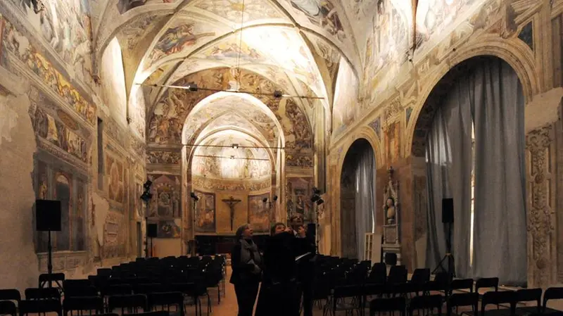 La straordinaria serie di affreschi che dominano le pareti della Chiesa di San Cristo, in città