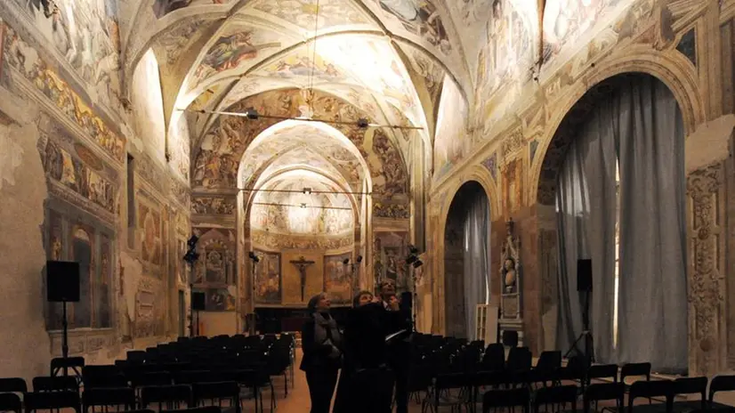 La straordinaria serie di affreschi che dominano le pareti della Chiesa di San Cristo, in città