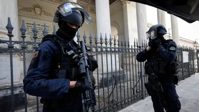 Italian Carabinieri of the 'First Intervention Team' (API) patrol outside the St. Paul's Basilica in the context of the anti-terrorist security plan for the Holy Jubilee of 2025 and US Vice President JD Vance visit, in Rome, Italy, 18 April 2025 ANSA/GIUSEPPE LAMI
