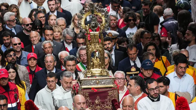 Alcuni momenti della processione di San Gennaro nel centro storico, che si tiene il primo sabato di Maggio. Napoli 3 Maggio 2025 ANSA / CESARE ABBATE
