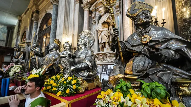 Alcuni momenti della processione di San Gennaro nel centro storico, che si tiene il primo sabato di Maggio. Napoli 3 Maggio 2025 ANSA / CESARE ABBATE
