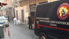 Una bambina, sembra di pochi mesi, è morta dopo essere stata lanciata in strada da un balcone a Misterbianco, nel Catanese. Sul posto sono intervenuti i carabinieri che hanno preso in consegna la donna. Presente anche personale del 118. La Procura di Catania ha aperto un'inchiesta. ANSA/Carabinieri ANSA PROVIDES ACCESS TO THIS HANDOUT PHOTO TO BE USED SOLELY TO ILLUSTRATE NEWS REPORTING OR COMMENTARY ON THE FACTS OR EVENTS DEPICTED IN THIS IMAGE; NO ARCHIVING; NO LICENSING +++ NPK