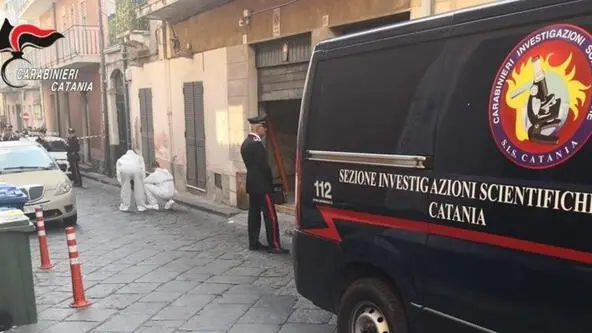 Una bambina, sembra di pochi mesi, è morta dopo essere stata lanciata in strada da un balcone a Misterbianco, nel Catanese. Sul posto sono intervenuti i carabinieri che hanno preso in consegna la donna. Presente anche personale del 118. La Procura di Catania ha aperto un'inchiesta. ANSA/Carabinieri ANSA PROVIDES ACCESS TO THIS HANDOUT PHOTO TO BE USED SOLELY TO ILLUSTRATE NEWS REPORTING OR COMMENTARY ON THE FACTS OR EVENTS DEPICTED IN THIS IMAGE; NO ARCHIVING; NO LICENSING +++ NPK
